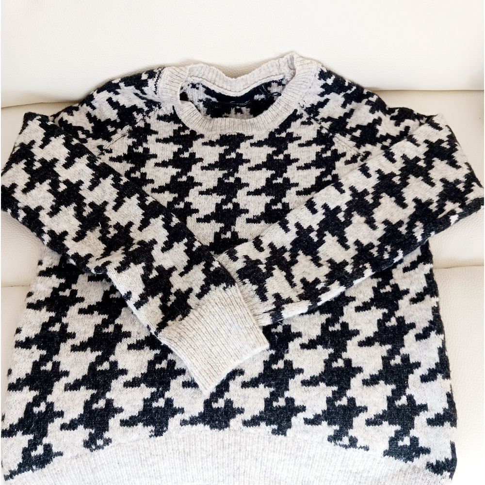 REVOLVE Line + Dot Houndstooth Soft Knit V-neckline Sweater Size SP